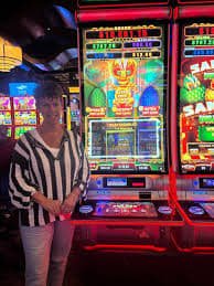 Roda Mega Wheel dengan segmen berwarna dan nilai pembayaran di megaslot888